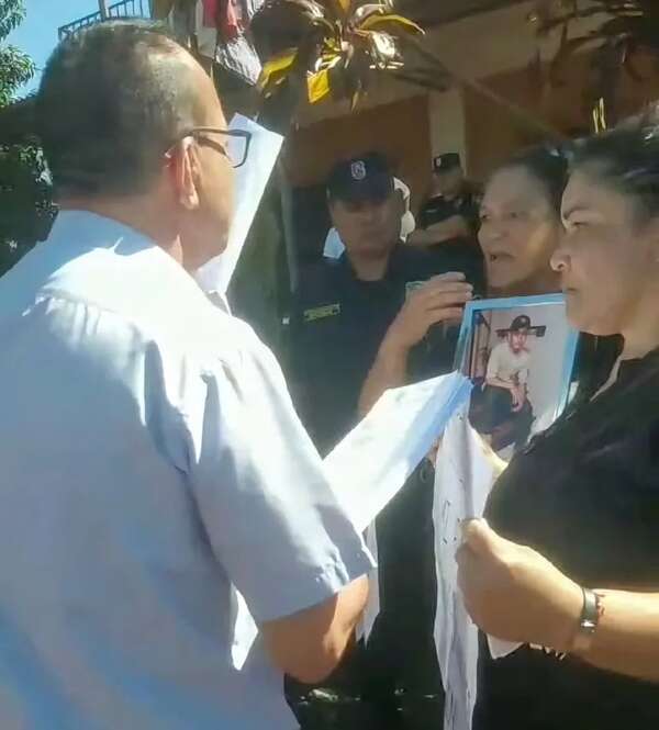 Fiscal de Edelira dice a manifestantes que tratan de hacer un “circo barato”, mientras exigían justicia - Policiales - ABC Color