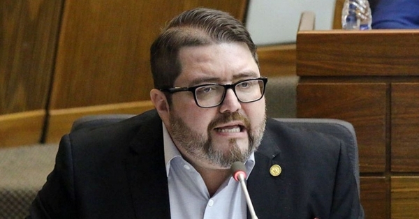  Diputado denuncia a directora del MEC en Caaguazú por presuntos cobros ilegales a cambio de cargos