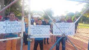 Alumnos inician clases en el interior del país en medio de la precariedad y con protestas