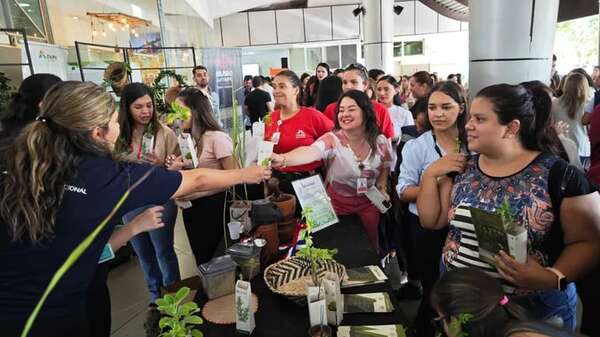 Distribuyen plantines de pohã ñana por el día del tereré - ABC en el Este - ABC Color