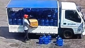 Video: Captan ingreso de droga al aeropuerto desde un camión distribuidor de agua