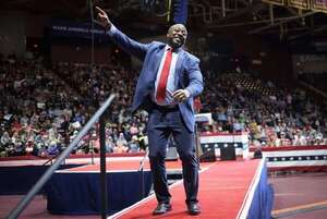Trump apunta al senador Tim Scott como posible compañero de campaña en las presidenciales - Mundo - ABC Color