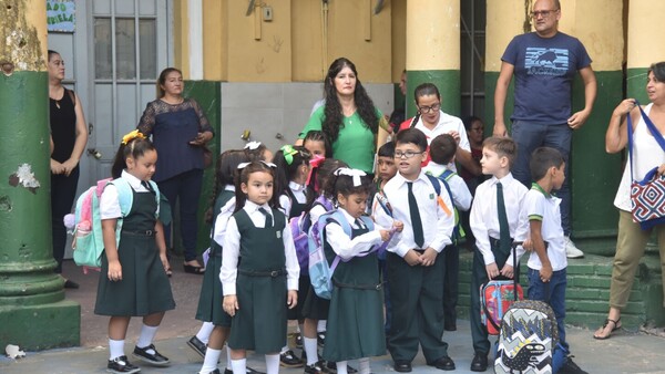 En aulas con goteras y riesgo de derrumbe reciben a alumnos en capital