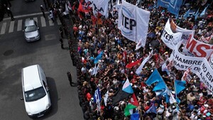 Movimientos sociales marchan en contra del ajuste en Argentina