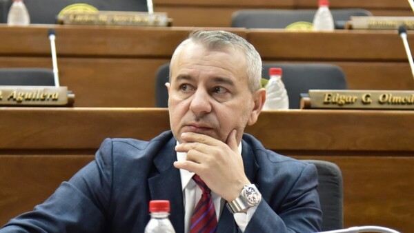 Centurión dice que no se arrodillará a HC