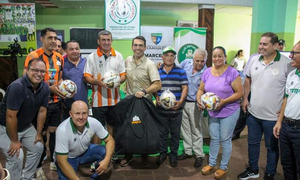 Clubes de la Liga Caaguazú de Fútbol recibieron indumentarias de cara al inicio del campeonato
