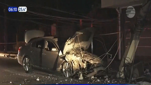 Vehículo choca contra columna de la ANDE y deja sin luz a todo un barrio - Noticias Paraguay