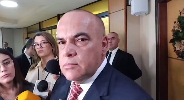 Senador plantea derogar Ley contra la violencia hacia la mujer y le llueven las críticas