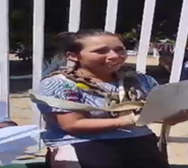 Mujer se encadena frente a municipio de Carmelo Peralta - Paraguay.com