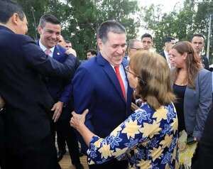 Video: fuera de su agenda oficial, Peña acompañó a Cartes en acto colorado por el Día de la Mujer Paraguaya  - Política - ABC Color