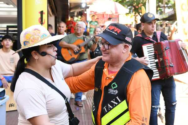 Homenajean a las mujeres paraguayas con un sorpresivo flashmob en CDE - .::Agencia IP::.