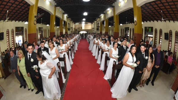 Bajo el “sí, acepto”, 51 parejas sellaron su amor en boda comunitaria en J. Augusto Saldívar