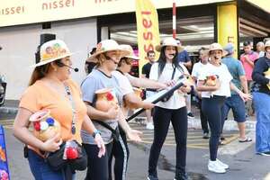 Sorpresivo flashmob en el centro de Ciudad del Este, en homenaje a la mujer paraguaya  - ABC en el Este - ABC Color