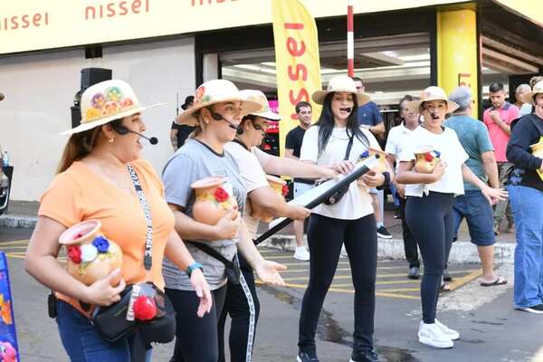 Sorpresivo flashmob en el centro de Ciudad del Este, en homenaje a la mujer paraguaya - ABC en el Este - ABC Color