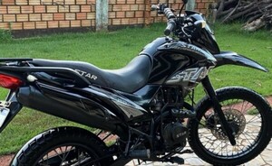 Hurtan motocicleta frente a un banco en el kilómetro 4