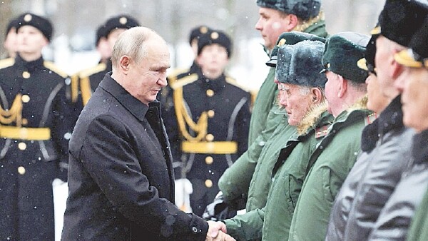 Putin felicita a tropas y EEUU anuncia más sanciones