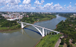 El cruce por el Puente de la Amistad sigue lento debido a la huelga en el lado brasilero - La Tribuna