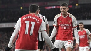Arsenal golea al Newcastle de Miggy y mantiene el pulso