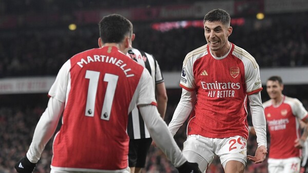 Arsenal golea al Newcastle de Miggy y mantiene el pulso