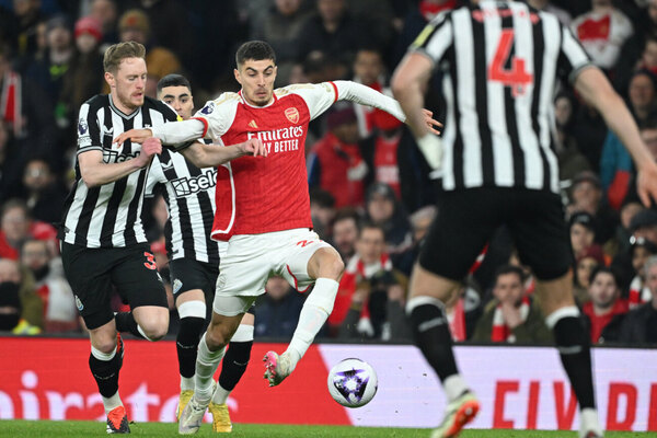 Versus / Con Almirón en cancha, Newcastle fue goleado por el Arsenal