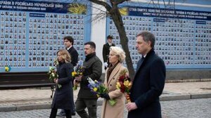 Zelenski, Von der Leyen, Trudeau y Meloni honran a los caídos en el aeropuerto de Gostomel