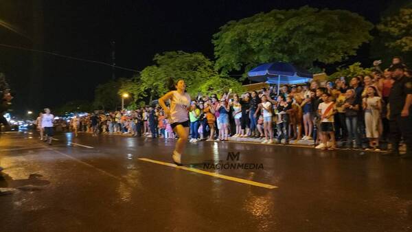 [VIDEO] ¡Carrera de tacones! Con la pista mojada, las damas demostraron su destrezaa