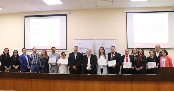 La Nación / Entregan certificados de adjudicación