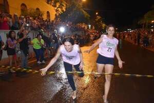 Video: bajo lluvia culmina la “Carrera de Tacones” en Concepción - Nacionales - ABC Color