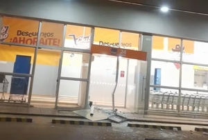 Roban cajero automático del banco Itaú en Ciudad del Este - Noticiero Paraguay