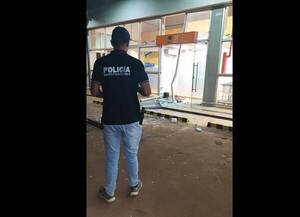 Malevos arrancaron y se llevaron "enterito" un cajero automático