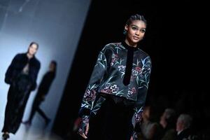 Las flores de invierno de Giorgio Armani crecen en la pasarela de Milán - Mundo - ABC Color