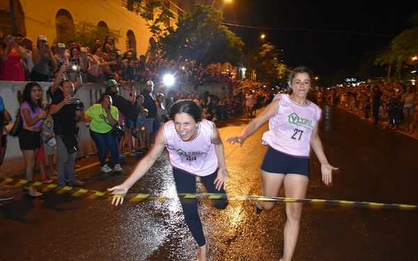 Exitosa carrera en tacones en el norte del país, pese a condiciones climáticas