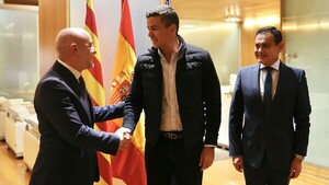 Santiago Peña llega a España para reunión con el rey Felipe