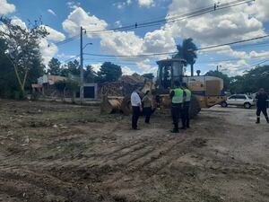 Video: así son utilizados funcionarios de la Municipalidad de Luque para arreglar terreno privado en conflicto - Nacionales - ABC Color