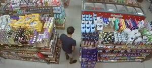 [VIDEO] ¿Era para la yiyi? Entró a un local y "guardó" kañyhape un chocolate entre su ma'era