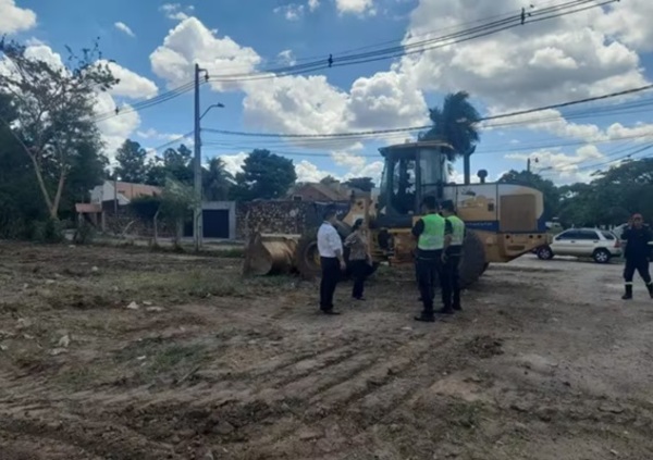 Funcionarios municipales de Luque intervienen terreno privado en disputa