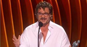 [VIDEO] ¡Actor subió a recibir un premio ka'ure!