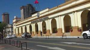 Periodistas fueron atacadas por grupo de personas a metros de la Comandancia - Policiales - ABC Color