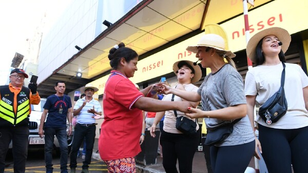 Homenajean a las mujeres en su día con un flashmob en CDE