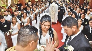 ¡Amor eterno! 50 parejas dan el sí en conmovedora boda comunitaria