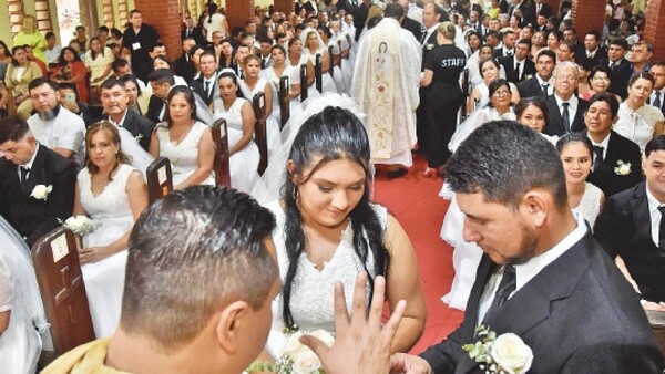 ¡Amor eterno! 50 parejas dan el sí en conmovedora boda comunitaria