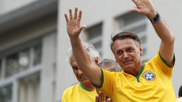 Antes miles de seguidores en San Pablo, Bolsonaro se defiende de las acusaciones de golpismo