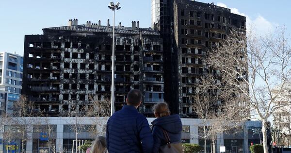 La Nación / Valencia llora a 9 muertos en brutal incendio de edificio