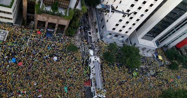 La Nación / Bolsonaro reunió a multitud y reclamó por su inhabilitación electoral