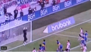 (VIDEO). “¿Dónde está la pelota?”: la jugada fantasma que desconcertó a todos en el Superclásico de “aha”