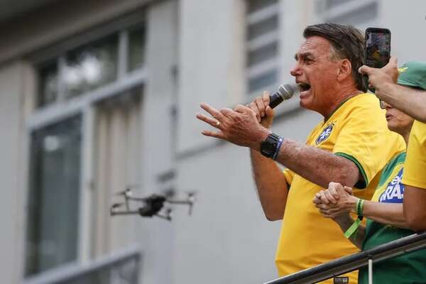 Bolsonaro se defiende de las acusaciones de golpismo ante miles de seguidores - Mundo - ABC Color