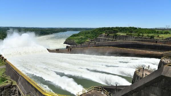 Itaipú: Dilema “diplomático” debe resolverse rápido, señala director