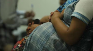 Niña de 10 años dio a luz, el padrastro la embarazó, según Fiscalía