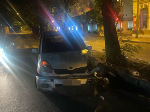 Detienen a un hombre por conducir ebrio y chocar