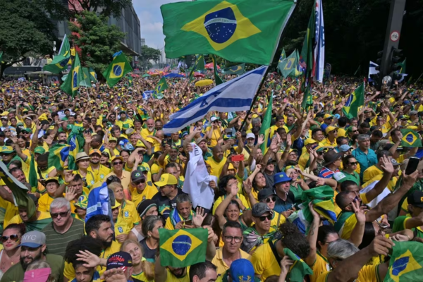 Bolsonaro hace demostración de fuerza al reunir a una multitud en Sao Paulo